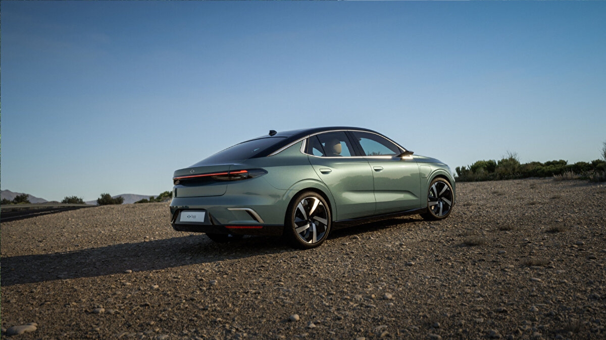 TOGG'un etkisiyle artan talep<br><br>Elektrikli araç satışlarının hızla arttığını belirten Barbaros Serter, TOGG’un piyasaya girmesiyle birlikte bu talebin daha da ivmelendiğini ifade etti. Serter, ev tipi şarj cihazlarının özellikle elektrikli araç sahipleri tarafından tercih edildiğini ve bu cihazların şarj maliyetlerini önemli ölçüde düşürdüğünü söyledi. Ayrıca, evde şarj etmenin kullanıcılara daha fazla konfor sunduğunu belirtti.