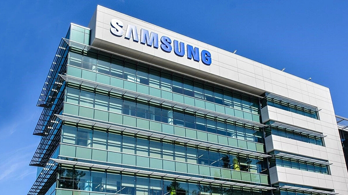 Samsung Electronics, Kasım ayında belirli DDR5 bellek çiplerinin fiyatlarını Eylül’e kıyasla yüzde 60’a kadar artırdı. Özellikle yapay zekâ işleme kapasitesi yüksek sunucularda kullanılan DDR5 çipleri, küresel veri merkezi yatırımlarındaki patlama ve arz sıkıntısı nedeniyle önemli bir fiyat artışı yaşadı. Bu durum, sunucu üreticilerini zorlarken, büyük veri merkezi şirketleri yeterli ürün temin edemeyeceklerini kabul etmek zorunda kaldı.
