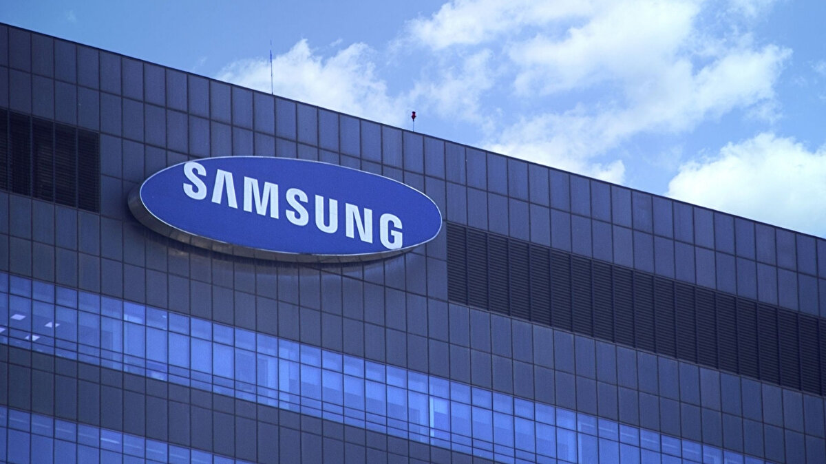 Son yıllarda yapay zekâ çiplerinde rakiplerinin gerisinde kalan Samsung, bellek alanındaki güçlü fiyatlama gücüyle dikkat çekiyor. KB Securities’ten Jeff Kim, Samsung’un pazar gücünün SK Hynix ve Micron’un önünde olduğunu belirtti. Analistlere göre, Samsung Ekim-Aralık döneminde sözleşmeli fiyatları yüzde 40-50 arasında artırmayı planlıyor, bu oran sektör ortalaması olan yüzde 30’un üzerinde.