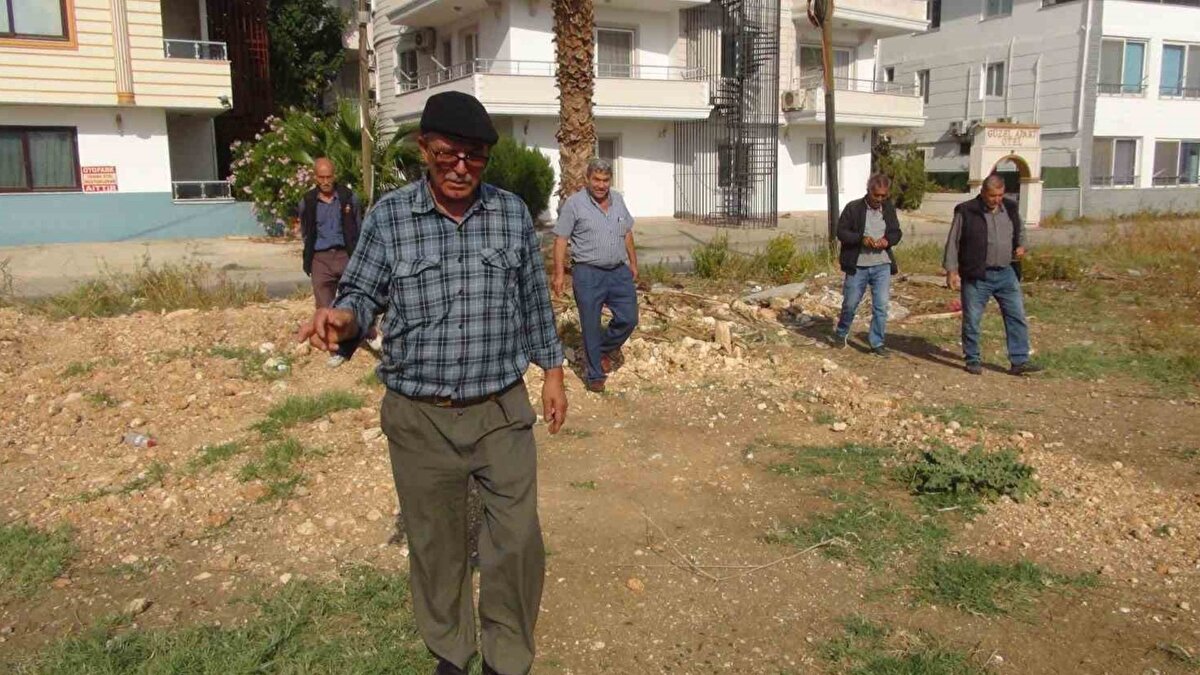 Silifke’de yaşayan komşuları, Dayıcık’ın bulunduğu yerlerde genellikle suya rastlandığını belirtiyor. Bölge halkından bazıları su aramak için onun yöntemlerini tercih ederken, Kahramanmaraş’tan arayan bir vatandaş ise telefonla yönlendirme sonrası sondaj vurdukları alanda suya ulaştıklarını dile getiriyor. Dayıcık ise yaptığı işi “Allah vergisi” olarak tanımlıyor ve kimseyi yanlış yönlendirmemek için özen gösterdiğini söylüyor.