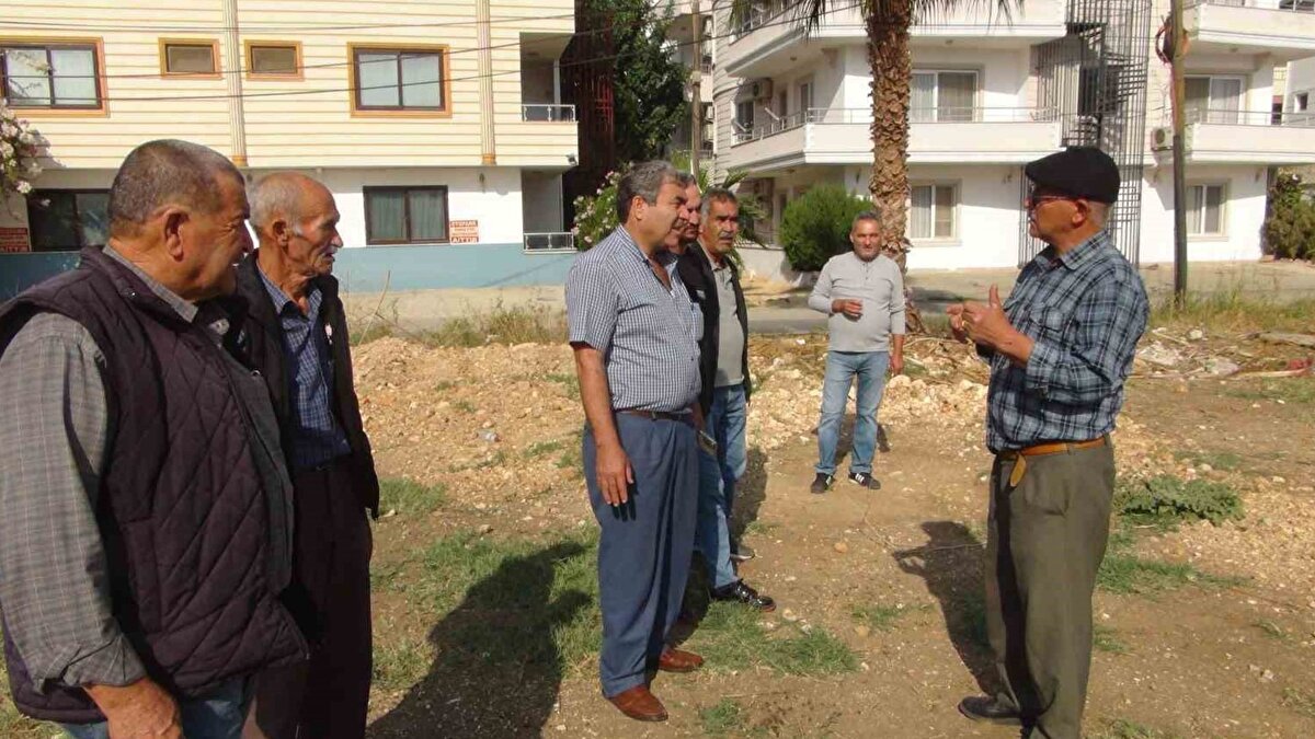 Elektriklenme hissediyor<br><br>Dayıcık, bu yeteneğini 25 yıl önce kendi bahçesinde su ararken fark ettiğini anlatıyor. O dönem mühendis ve sucu ile birlikte yaptığı denemeler başarısız olunca araştırmayı tek başına sürdürdüğünü, daha sonra suyun yerini kendi yöntemleriyle bulduğunu söylüyor. Yer altı suyunun üzerinden geçtiğinde ellerinin ve kollarının istemsiz hareket ettiğini belirtiyor.