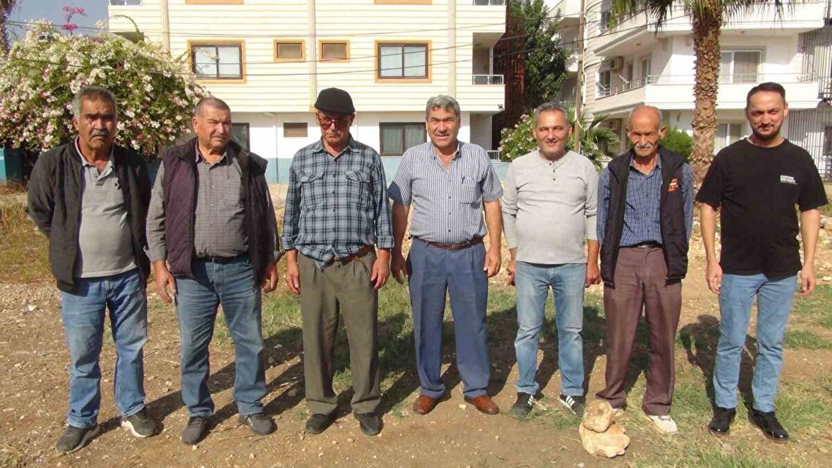 Mersin’de yer altı suyu arayışı artarken, Silifkeli 64 yaşındaki Ali Dayıcık, suyun konumunu hissederek tespit edebildiğini öne sürüyor. Yaz aylarında kuraklığın etkisini artırdığı bölgede çiftçiler, tarlalarında kullanılabilir su ararken Dayıcık’ın yönlendirmelerine başvuruyor. Ona göre su hattına yaklaştığında bedeninde elektrik çarpmasını andıran bir etki oluşuyor.