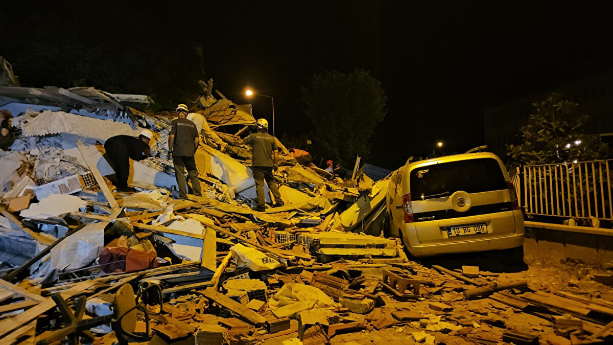 Açıklamada, Avrupa’da depremlerden kaynaklanan ekonomik kayıpların yüzde 80’inin Türkiye, İtalya, Romanya ve Yunanistan tarafından karşılandığı bilgisi paylaşıldı. Depremlerin yıllık maliyetinin ise 7 milyar avroya kadar çıktığı belirtiliyor.