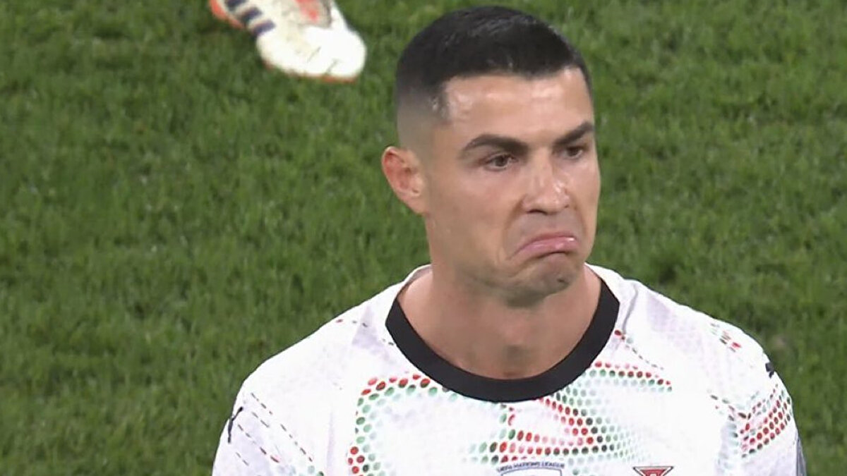 RONALDO’YA KIRMIZI KART<br><br>Portekiz’de takımın efsanesi Cristiano Ronaldo, 59. dakikada direkt kırmızı kartla oyun dışında kaldı. <br>