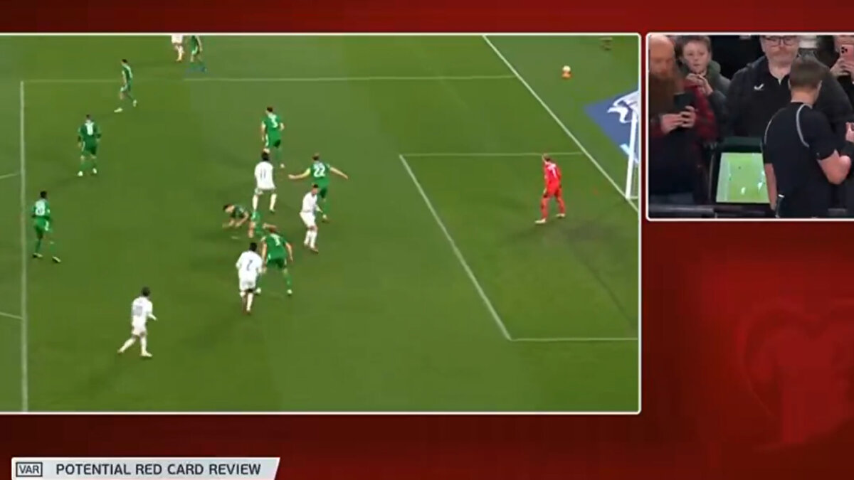 Ceza sahası içerisinde yaşanan bir pozisyonda rakibine dirsek attığı görülen ve VAR tarafından incelemeye çağrılan hakem, pozisyonu izledikten sonra Ronaldo’ya kırmızı kart gösterdi. 