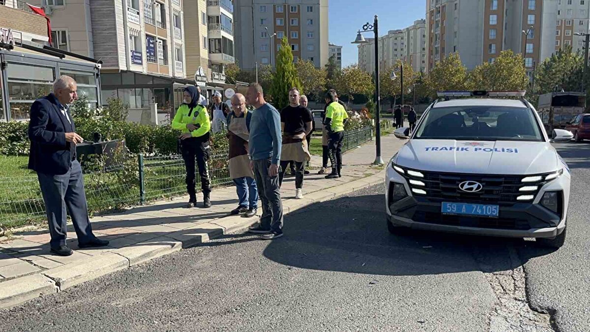Kaza, Alipaşa Mahallesi 18 Mart Caddesi üzerinde meydana geldi. 19 Mayıs Caddesi’nde yokuş yukarı seyreden E.K. idaresindeki otomobil ile Cumhuriyet Bulvarı yönüne seyreden E.E.’nin (17) kullandığı motosiklet çarpıştı