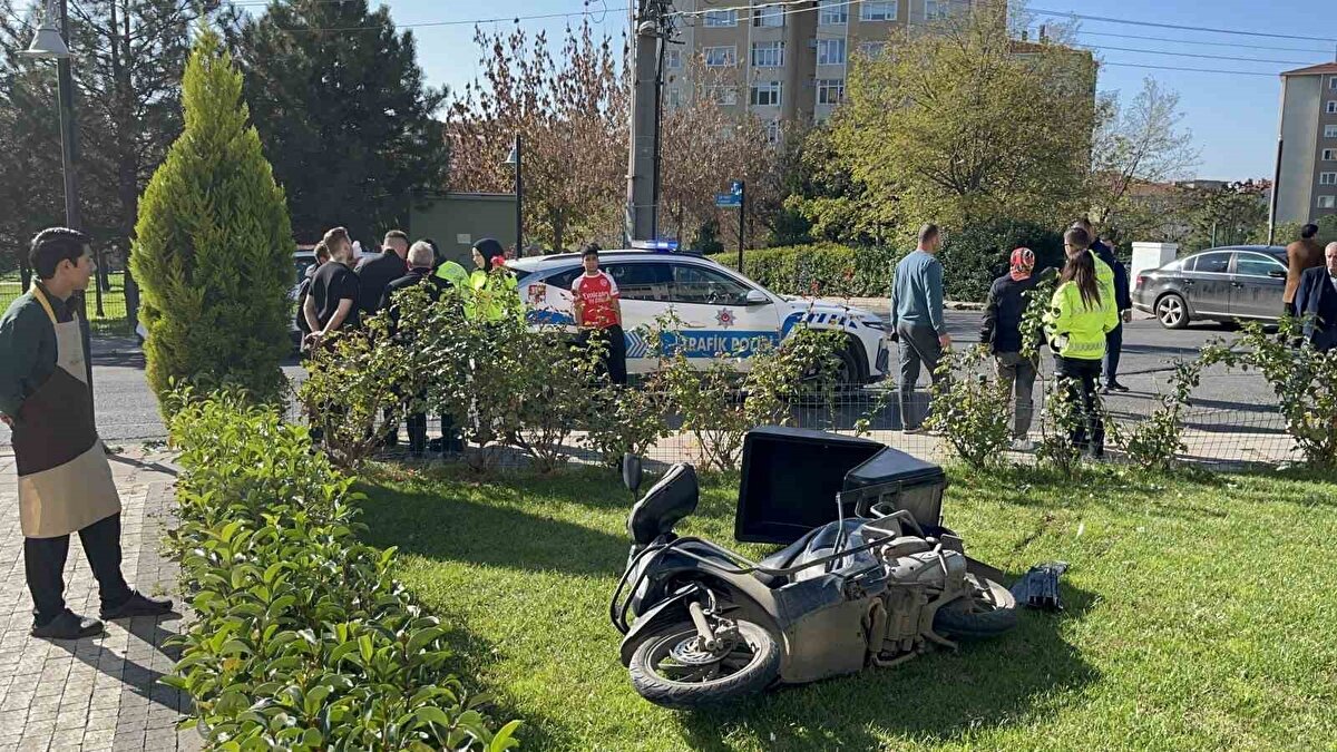 Kaza sonrası motosikletten düşen E.E. yolda yuvarlanırken, kontrolden çıkan motosiklet ise bir lokantanın bahçesine girdi.