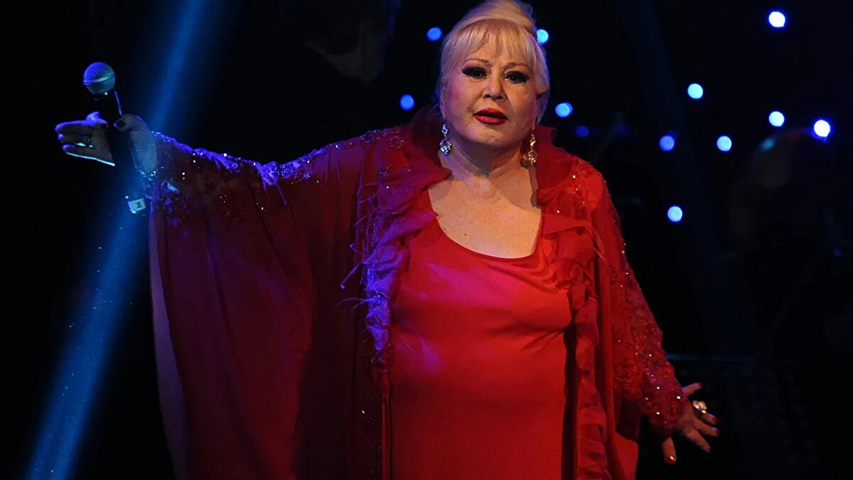 Sanatçının cenazesi henüz Türkiye’ye getirilmemişken, mal varlığıyla ilgili iddialar gündemde geniş yer buldu. Sabah gazetesinin haberine göre Muazzez Abacı’nın toplam servetinin 1,2 milyar dolar civarında olduğu öne sürülüyor. Ünlü sanatçının yıllar boyunca özellikle İstanbul’un değerli bölgelerinde gayrimenkul yatırımları yaptığı, portföyünde Kuzguncuk ve Şişli’de lüks daireler, Tuzla’da villa, banka hesaplarında ise yüksek miktarda birikim bulunduğu iddia ediliyor. Ayrıca Abacı’nın bir otomobil ve bir cip model araca sahip olduğu da belirtilenler arasında.