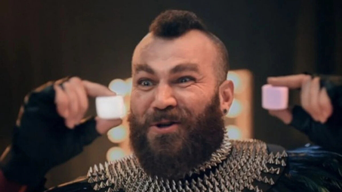 Bahadır Ünlü neden gözaltına alındı? Bahadır Ünlü olayı nedir?<br><br>Beyoğlu Tomtom Mahallesi’nde yaşanan olayda, Bahadır Ünlü’nün çalışanını hırsızlık iddiasıyla darbettiği görüntüler sosyal medyada yayıldı. Videoda Ünlü’nün tekme, yumruk ve beyzbol sopasıyla şiddet uyguladığı, hatta anları kendisinin kaydettiği görüldü.<br><br>Beyoğlu Asayiş Büro Amirliği ekipleri görüntülerin ardından harekete geçti ve Ünlü gözaltına alındı. Belediye ekipleri ise işletmenin hijyen ve güvenlik açısından incelenmesi sonrası restoranı mühürledi.<br><br>Daha önce de darp olayı yaşamıştı<br><br>2022 yılında, restoranında çıkan tartışmada müşterinin başına bıçağın sapıyla vurduğu anlar güvenlik kamerasına yansımıştı. Bu olaydan sonra gözaltına alınan Ünlü, savcılık talimatıyla serbest bırakılmıştı.