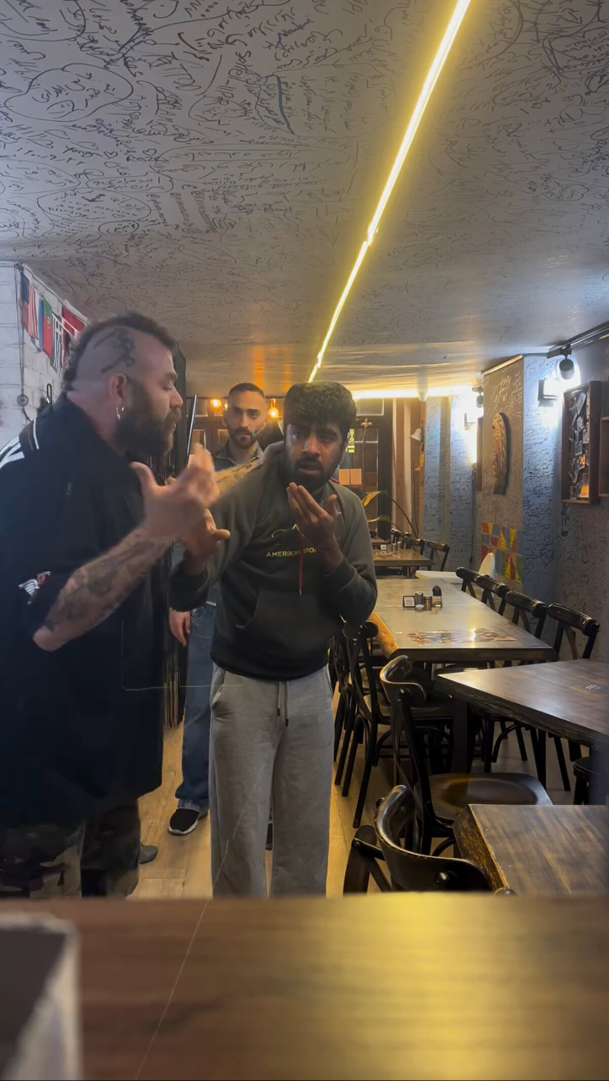 Ne iş yapıyor, mesleği ne?<br><br>Bahadır Ünlü’nün temel mesleği oyunculuk. Dizi, film ve reklam projelerinde yer almıştır. Son yıllarda ise oyunculuğun yanı sıra Beyoğlu’nda bir kaferestoran işletmeciliği yaparak girişimcilik faaliyetlerini öne çıkarmıştır.