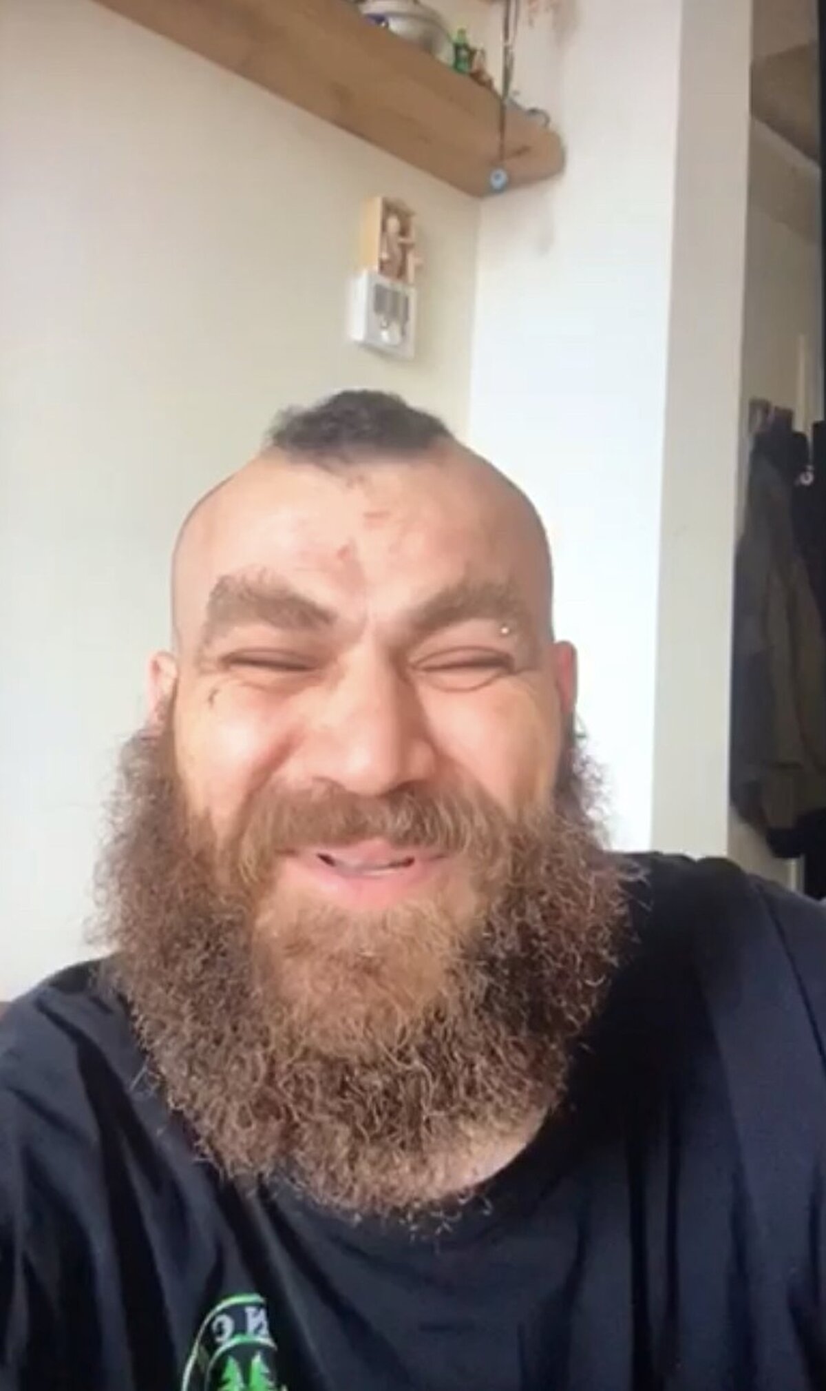 Evli mi? Eşi kim?<br><br>Bahadır Ünlü’nün evli olduğu biliniyor ve eşiyle birlikte kafe işletmeciliği yapıyor. Ancak eşinin adı ve özel yaşamına dair bilgiler kamuoyuyla paylaşılmadığından net değildir. Ünlü, sosyal medyada zaman zaman ailesiyle görünen içerikler paylaşsa da özel hayatını genel olarak sınırlı tutmayı tercih ediyor.