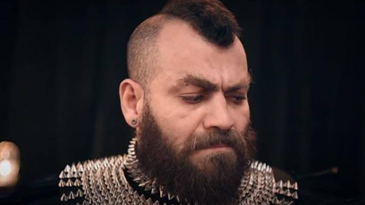 Bahadır Ünlü kimdir?<br><br>Bahadır Ünlü, 27 Ocak 1982 doğumlu bir oyuncu ve girişimcidir. Türkiye’de büyüyen Ünlü, 2003 yılında “Akvariom” filmiyle oyunculuğa adım attı. Kariyeri boyunca Türkçe, Almanca ve İngilizce yapımlarda yer alarak yirmiden fazla projede boy gösterdi. Reklam dünyasında da çeşitli markalarla çalıştı ve tanınırlığını artırdı.