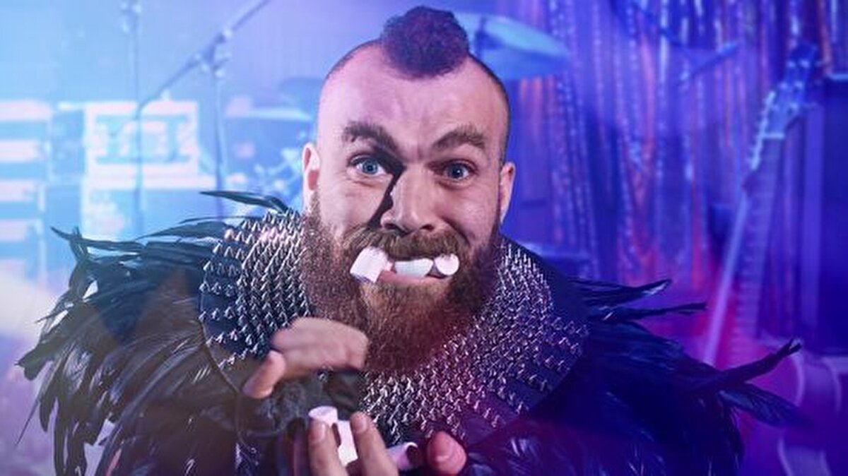 Eşine şiddet görüntüleri ortaya çıktı<br><br>Olayın ardından sosyal medyada, Ünlü’nün geçmişte eşini canlı yayında darp ettiğine dair videolar da tekrar gündeme geldi.