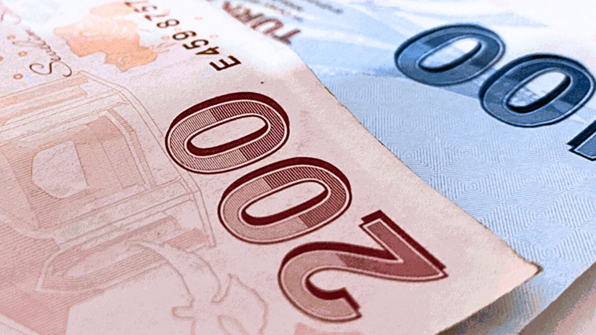 Ekim ayında 5.243 TL’ye kadar gerileyen gram altın, kısa sürede toparlanarak yüzde 9’u aşan bir yükseliş kaydetti. Kapalıçarşı’da fiziki gram altın satış fiyatı 5.985 TL’ye kadar yükselirken, çeyrek altın 9.347 TL seviyesinde işlem görüyor. Son haftalarda yaşanan sert hareketlilik, yatırımcıların yakından izlemesine neden oluyor.