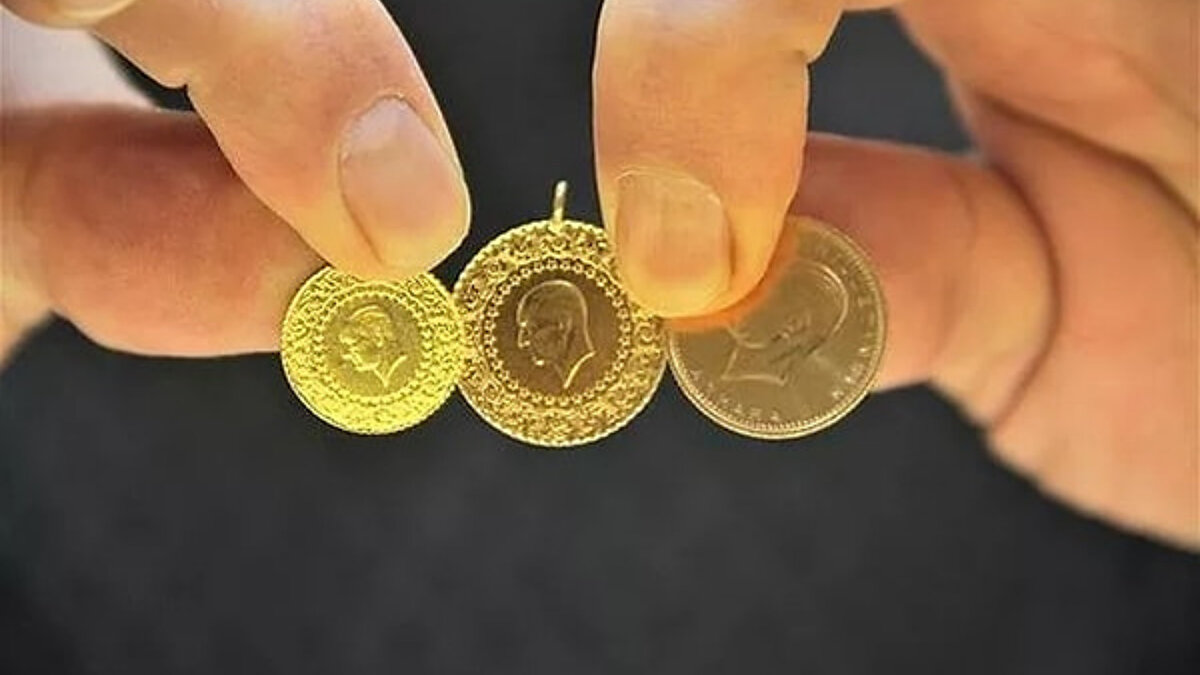 Altın ve Para Piyasaları Uzmanı İslam Memiş, hem ons hem gram altın için yatırımcılara önemli uyarılarda bulundu. Memiş, kısa vadede altın alımını doğru bulmadığını belirterek şunları söyledi:<br><br>“Ons altında önümüzdeki haftalarda bir geri çekilme beklemeye devam ediyorum. Bu nedenle mevcut seviyelerden alım yapılmasının riskli olduğunu düşünüyorum. Orta ve uzun vadede, özellikle 2026 yılında 4.800 dolar seviyeleri yeniden görülebilir; ancak yıl sonuna kadar ben altın tarafında alım yönlü hareket etmeyeceğim.”