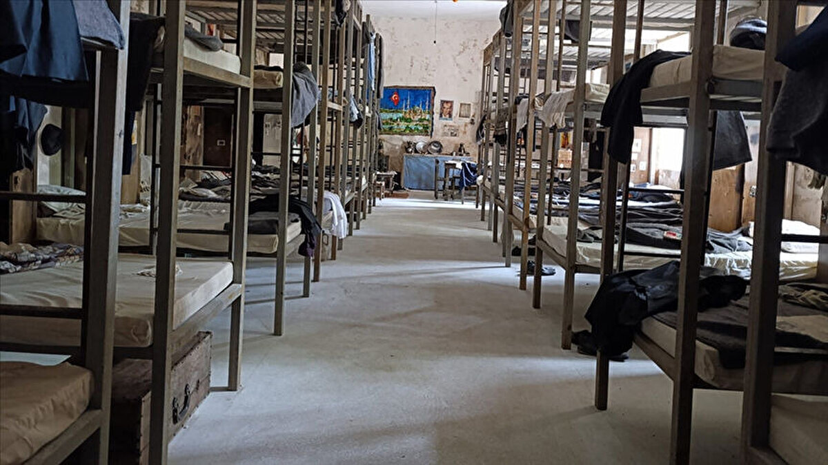 Bilişim suçlarına yönelik hangi düzenlemeler geliyor?<br><br>Bilişim suçları paketinin en güçlü alanlarından biri olarak öne çıkıyor.<br>– Çipli kimlik doğrulaması olmadan elektronik ödeme hesabı açılamayacak.<br>– Mobil hat aboneliği için yine çipli kimlik zorunlu olacak.<br>– Suçta kullanılan telefon hatları savcı kararıyla kesilebilecek.<br>– Başkasının banka veya ödeme hesabını kullandırmak bağımsız suç sayılacak ve 1–3 yıl arası hapisle cezalandırılacak.<br>– Suça karıştığı belirlenen banka hesapları 3 güne kadar askıya alınabilecek.