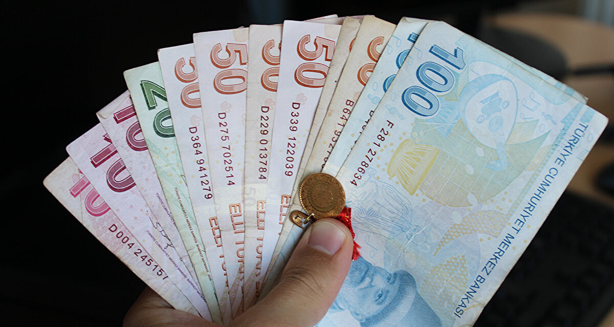 Emekliye seyyanen zam artışı 2026’da yapılacak mı?<br><br>2026 yılına ilişkin seyyanen zam beklentisi sosyal medya ve çeşitli platformlarda gündem oluştursa da, Hazine ve Maliye Bakanlığı ile Çalışma ve Sosyal Güvenlik Bakanlığı’nın bu konuda yaptığı resmi bir duyuru henüz bulunmuyor. Kurumlar, yeni yıl maaş artışlarına ilişkin teknik hazırlıkları sürdürüyor. Bu nedenle 2026 için seyyanen artış iddiaları şu aşamada doğrulanmış değil.