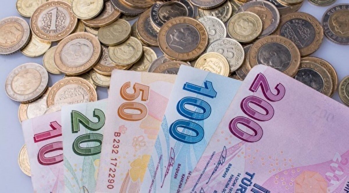 SSK ve Bağ-Kur emeklisi için 2026 zammı ne kadar olacak?<br><br>İşçi ve Bağ-Kur emeklileri, açıklanan dört aylık enflasyon verileri sayesinde yüzde 10,25 oranında zammı şimdiden garantiledi. Zam oranı, Kasım ve Aralık ayı enflasyon rakamlarının eklenmesiyle kesinleşecek.<br>Merkez Bankası’nın yüzde 32 düzeyindeki yıl sonu enflasyon tahmini dikkate alındığında, SSK ve Bağ-Kur emeklilerinin ocak zammının yaklaşık yüzde 13,50 seviyesine çıkabileceği hesaplanıyor.