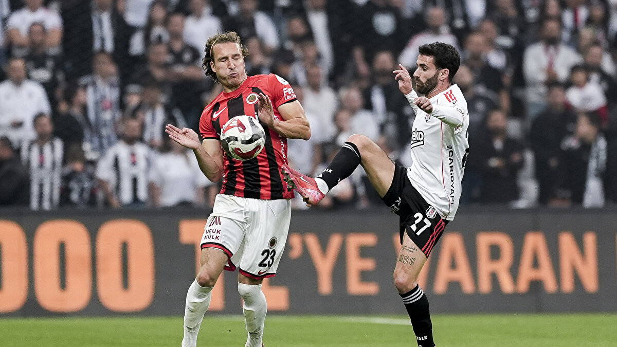 Sergen Yalçın gelişiyle birlikte istenilen istikrarı yakalayamayan Beşiktaş’ta Rafa Silva krizi patlak verdi.