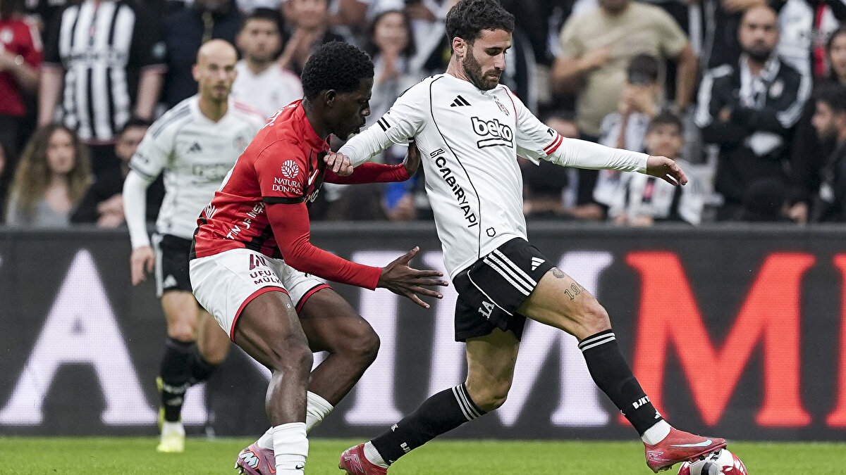 Portekizli çalıştırıcı, eski oyuncusunun siyah-beyazlı kulüple yollarını resmen ayırmasını sabırla izlediği ifade edildi. 