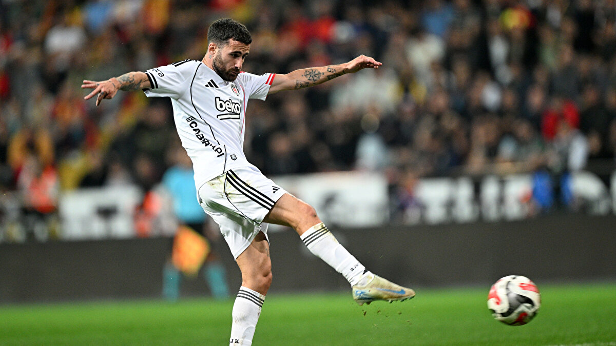 ORTALIĞI KARIŞTIRAN İDDİA: MOURİNHO RAFA’YI İSTEDİ<br><br>Son dönemde teknik kadro, yöneticiler ve futbolcunun menajeri arasında yaşanan görüşmelerin ardından Silva’nın ayrılık ihtimali kuvvetlenmiş durumda. <br>