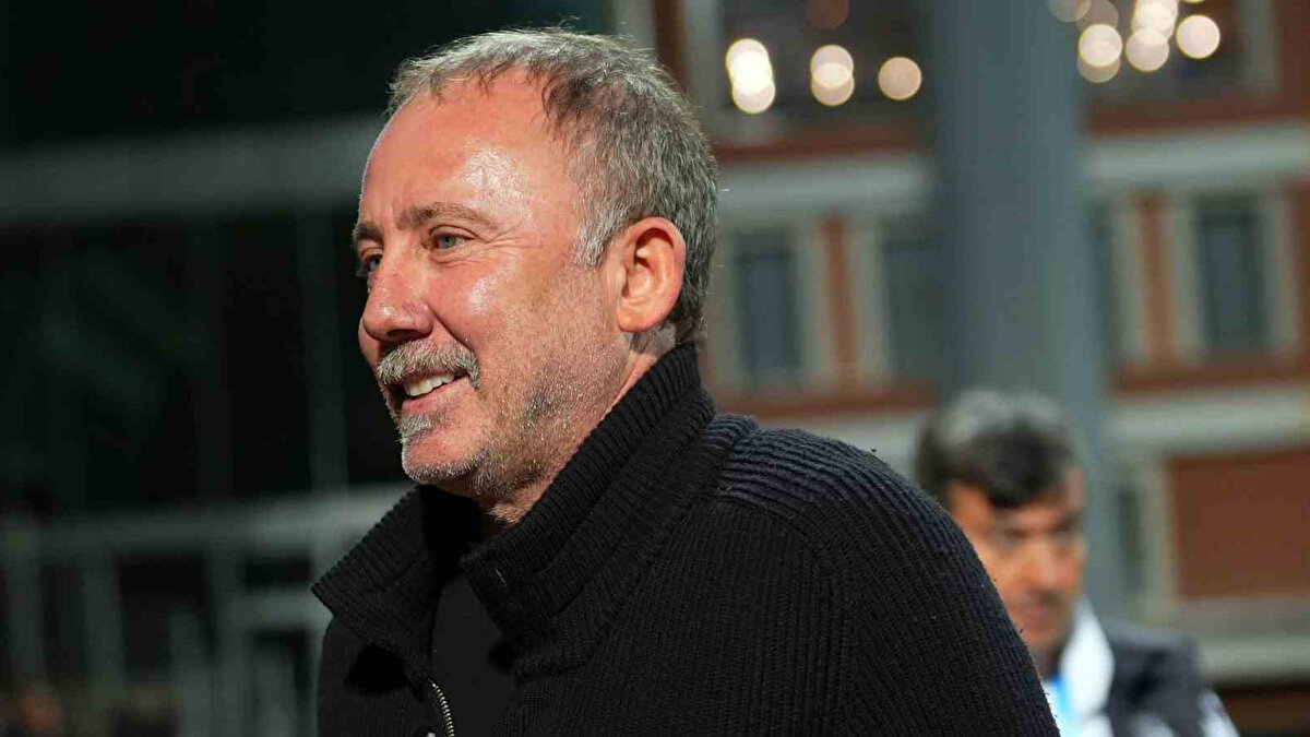 RAFA SİLVA İPLER KOPTU<br><br>Beşiktaş taraftarının sevgilisi haline gelen Portekizli yıldız ile teknik direktör Sergen Yalçın arasındaki iplerin gerildi. <br>Yaşananlardan sonra Rafa’nın Beşiktaş’ın ayrılmak istediği ve antrenmanlara çıkmadığı ortaya çıktı. <br>