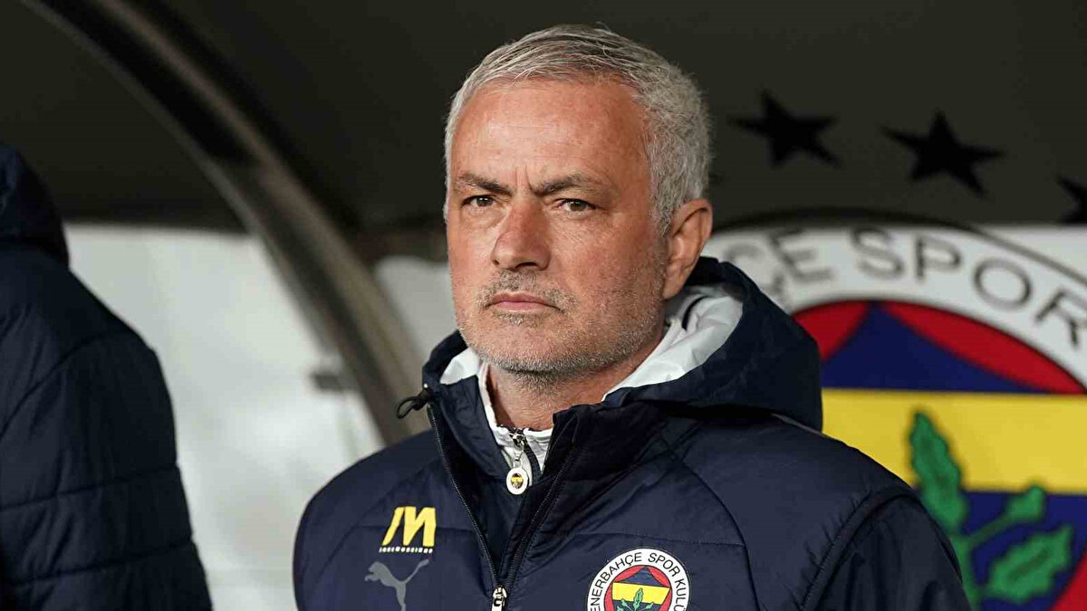 Portekizli yıldız için ortalığı karıştıracak bir iddia gündeme geldi. Sözcü’nün haberine göre; Jose Mourinho’nun teknik direktörlüğünü üstlendiği Benfica, Beşiktaş’ta yaşanan kriz arasında sıkışan eski oyuncusu Rafa Silva için “bekleme moduna” geçmiş durumda. 