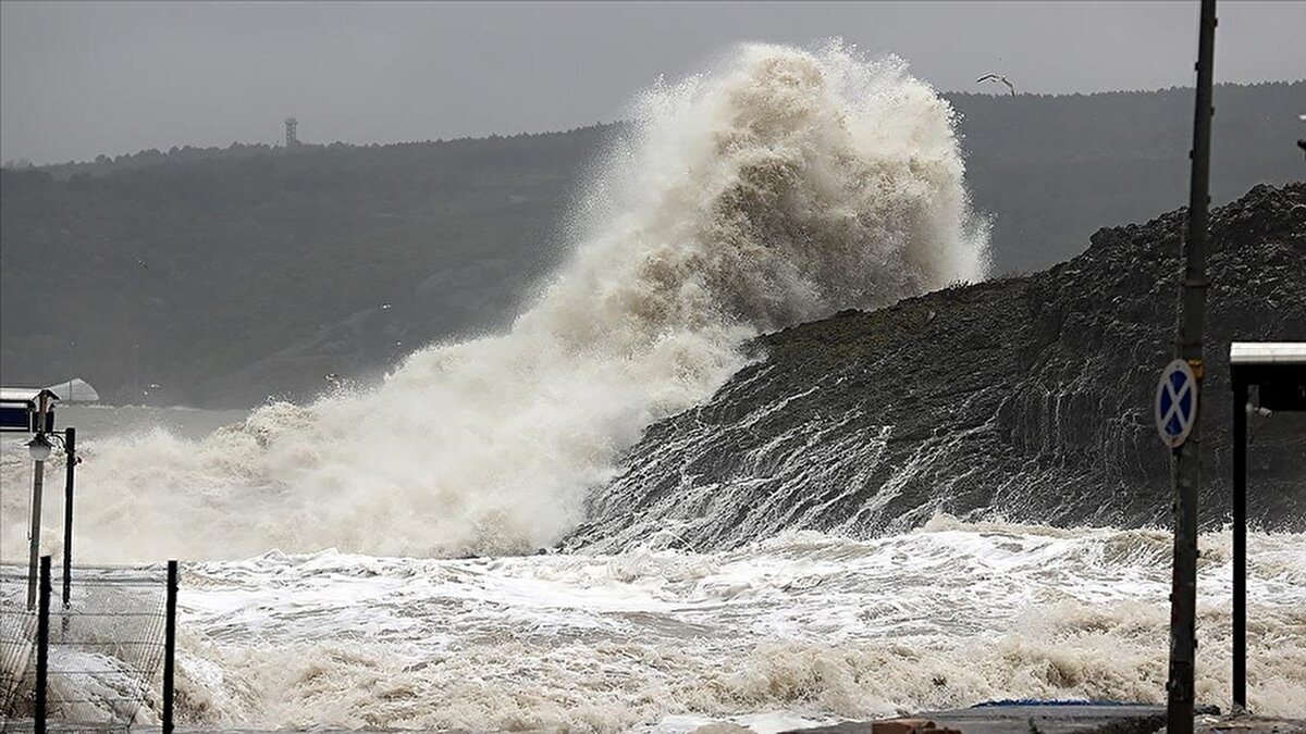 Bugün hava nasıl olacak? İstanbul’da yağmur var mı?<br><br>Meteoroloji'nin 14 Kasım hava durumu raporu yayımlandı. Bugün yağmur var mı sorusu özellikle İstanbul, Ankara ve İzmir’de yaşayanlar tarafından araştırılıyor. MGM’nin değerlendirmelerine göre yurt genelinde parçalı ve çok bulutlu hava etkili olurken, birçok bölgede sağanak, yer yer karla karışık yağmur bekleniyor.<br><br>Sıcaklıkların özellikle iç ve doğu kesimlerde 2 ila 4 derece azalacağı tahmin ediliyor.