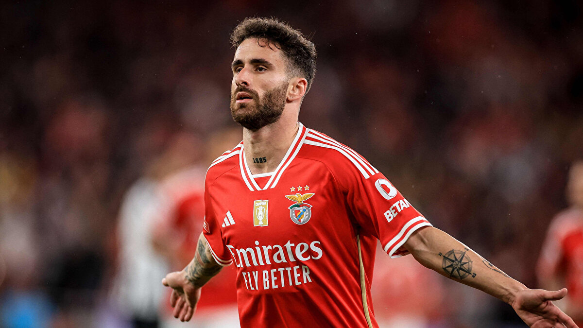 BEŞİKTAŞ TAZMİNAT MADDESİ EKLEMEK İSTİYOR<br><br>Beşiktaş yönetimi, sözleşmesi 2027 yılına kadar devam eden Rafa Silva’yı ayrılması durumunda kulübe tazminat ödemesi gerektiğini ve sözleşmeye bir madde koymak gerektiğini belirtti. <br><br>Kulüp yönetimi, bu süreye kadar oyuncunun isteğinin ve menajer görüşmelerinin sonuçlarını takip etmeyi tercih ediyor. Başkan Serdal Adalı ve teknik direktör Sergen Yalçın’ın da süreci değerlendireceği toplantının yapılacağı belirtilmiş durumda.<br>