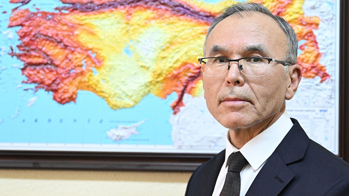 Depremlerin zamanını öngörmenin mümkün olmadığını dile getiren Özmen, 7 büyüklüğündeki bir depremin enerjisinin boşalması için 6 büyüklüğünde 31 sarsıntıya ihtiyaç duyulduğunu, Sındırgı'da ise şu ana kadar bu eşiği aşan yalnızca iki depremin kaydedildiğini belirtti.