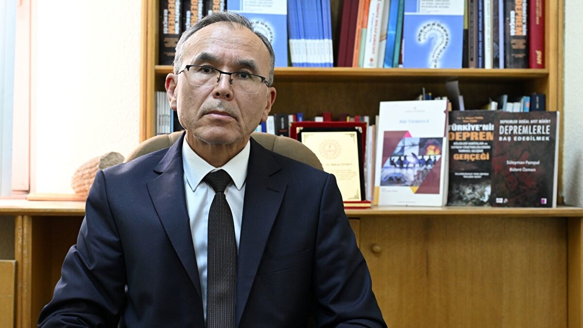 Depremlerin seyrine ilişkin kesin bir tahmin yapılamadığını, ancak bölgede ayrıntılı jeolojik ve jeofizik çalışmaların yapılması gerektiğine dikkati çeken Özmen, "Bölgede özellikle mikro deprem aktivitesindeki deprem parametrelerini çok daha net ve sağlıklı belirleyebilmek için Sındırgı ve yakın çevresinde geçici deprem gözlem istasyonları kurulması gerekiyor." şeklinde konuştu.<br><br>Yer altı su seviyesi ve radon gazı değişimi, elektrik rezistivite, elektrik alan ve manyetik alandaki değişim, yerkabuğunda olağan dışı eğilme veya deformasyon gibi parametrelerin gözlenmesinin, depremlerden önce önemli işaretler verebileceğini belirten Özmen, sözlerini şöyle sürdürdü:<br><br>"Bölgede bu tür gözlemlerin yapılması ve anlık olarak izlenmesi depremlerin seyrinin nasıl olacağını anlamamıza yardımcı olabilir. Bu parametrelerin de izlenmesi yararlı olur. Bölge ile ilgili yapılan bütün çalışmalar bir araya getirilerek bir veri seti oluşturulmalı, AFAD Deprem Bilim Kurulu aracılığıyla bir rapor hazırlanmalı ve kısa, orta ve uzun vadede bölge için yapılması gereken çalışmalar belirlenmelidir. Çok sık aralıklarla da kamuoyuna açıklamalar yapılmalı, yanlış bilgilerin yayılması önlenmelidir."