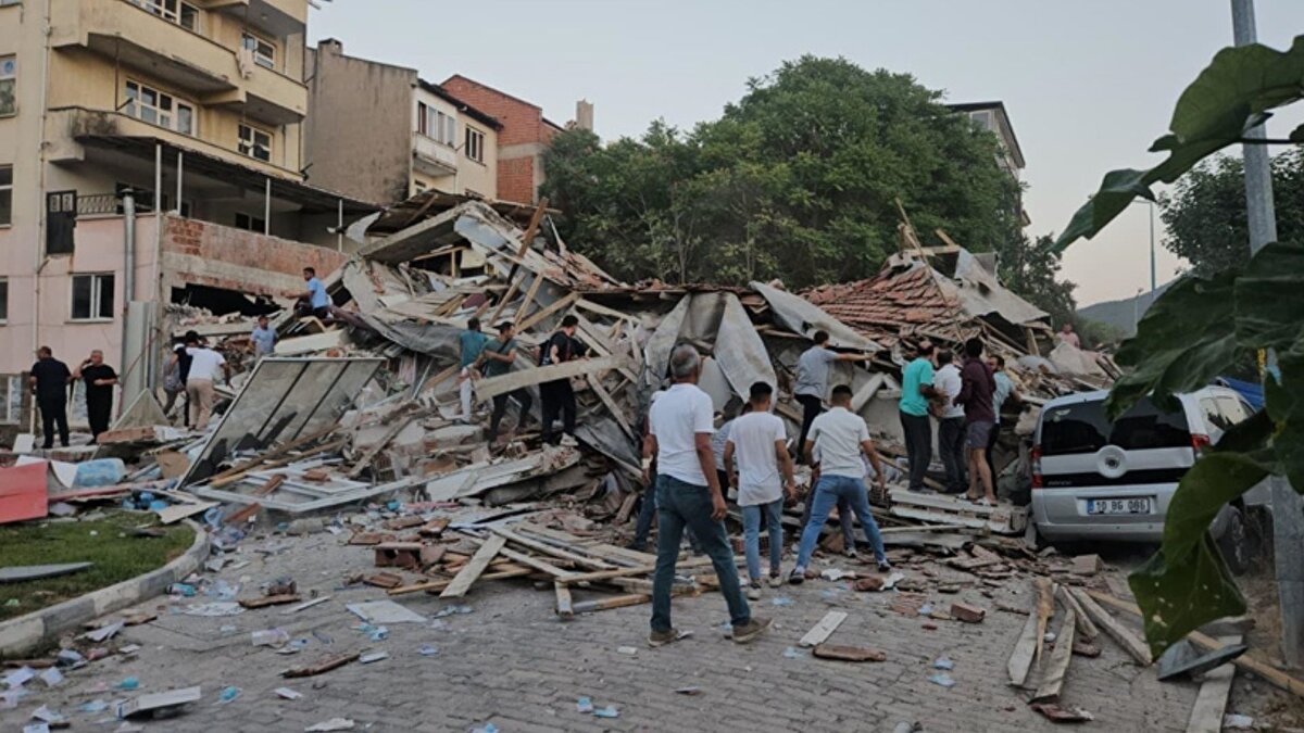 10 Ağustos'ta meydana gelen 6,1 büyüklüğündeki depremin ardından geçen 3 ayda bölgede 18 bine yakın sarsıntı kaydedildiğini, bunların ikisinin 6,1 yaklaşık 80'inin ise 4'ün üzerinde olduğunu belirten Özmen, "Türkiye tarihinde görülmemiş düzeyde, görülmemiş sayıda 'deprem fırtınası' diye isimlendirdiğimiz bir deprem aktivitesiyle karşı karşıyayız." diye konuştu.<br><br>Bölgede yaşanan depremlerin hem tektonik gerilme hem de magmatik sokulumun etkisiyle geliştiğinin söylenebileceğini dile getiren Özmen, "Bölgede iki kez 6,1 büyüklüğünde deprem olması ve toplam sarsıntı sayısının 18 bine ulaşması oldukça sıra dışı." dedi.