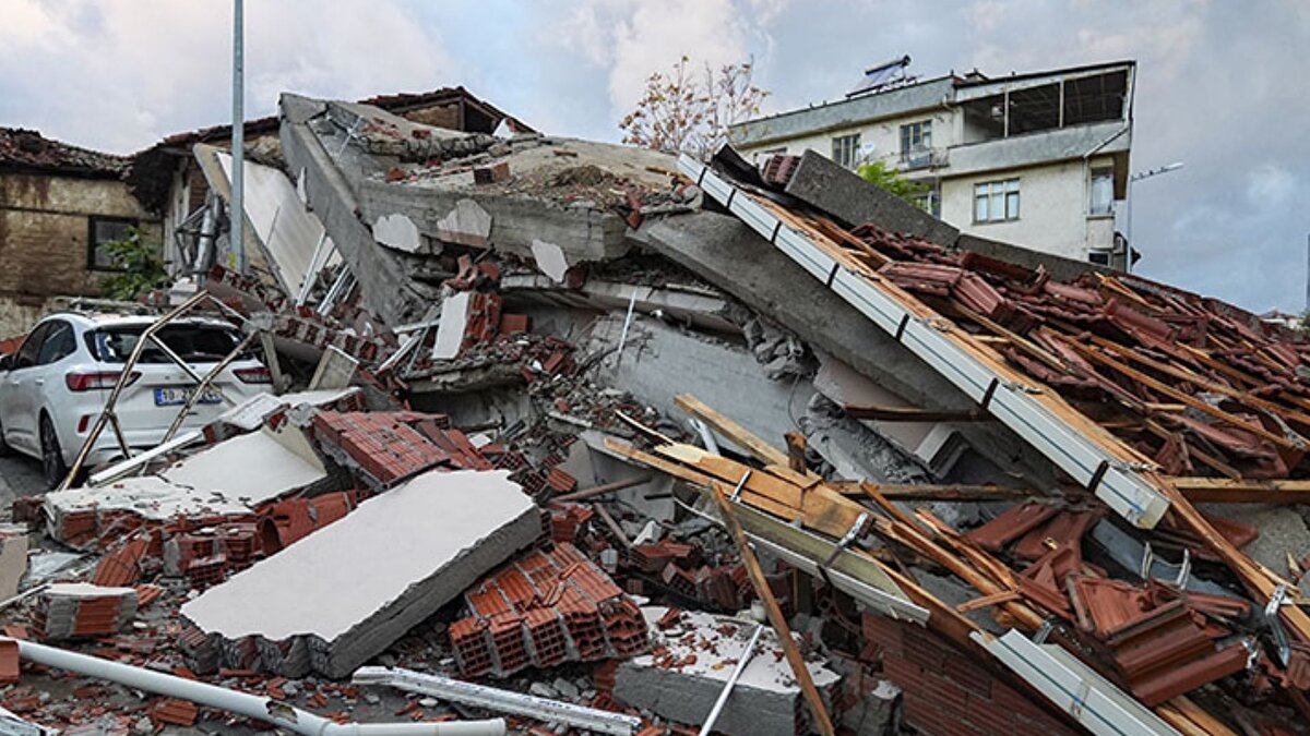 "Bu bir olağanüstü süreçtir, olağanüstü tedbirler alınmalıdır"<br><br>AFAD'ın kısa süre önce bölgeyi "Genel Hayata Etkili Afet Bölgesi" ilan ettiğini anımsatan Özmen, bunun yeterli görülmemesi durumunda "afete maruz bölge" veya "olağanüstü hal" gibi uygulamaların değerlendirilmesi gerektiğini söyledi.<br><br>"Sındırgı'da yaşayanlar üç aydır sürekli depremle yatıp kalkıyor. Bu bir olağanüstü süreçtir, olağanüstü tedbirler alınmalıdır." diyen Özmen, geçici barınma alanlarının genişletilmesi, isteyenlerin başka bölgelere taşınmasına kolaylık sağlanması, eğitimin ve sağlık hizmetlerinin özel düzenlemelerle kesintisiz yürütülmesi gerektiğini vurguladı.<br><br>Özmen, Simav Fay Zonu ve Gelenbe Fayı'nın 7 büyüklüğüne varacak büyüklükte deprem üretme potansiyeline sahip olduğunun geçmiş yıllarda ilgili kurumlar tarafından hazırlanan raporlarda ve bölge ile ilgili yapılan çok sayıda akademik yayınla ortaya konulduğunu anımsattı.<br><br>