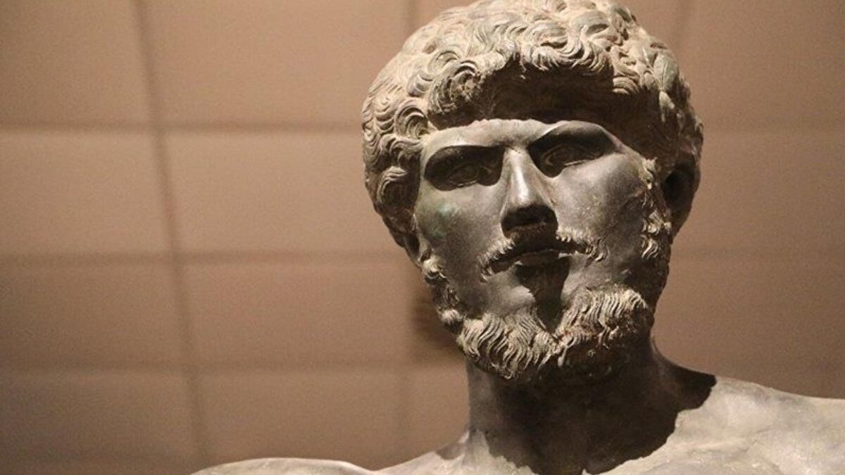 Binlerce Eser “Evine Döndü”<br><br>Ersoy’un açıkladığı verilere göre yalnızca 2018’den bu yana 9 binden fazla eser Türkiye’ye getirildi. 2002’den bu yana ülkeye kazandırılan toplam kültür varlığı sayısı ise 13 bin 377’ye ulaştı. Son iki yılın rakamları da dikkat çekti. 2024’te 1.149 eser, 2025’te ise 109 eser iade edildi.<br>