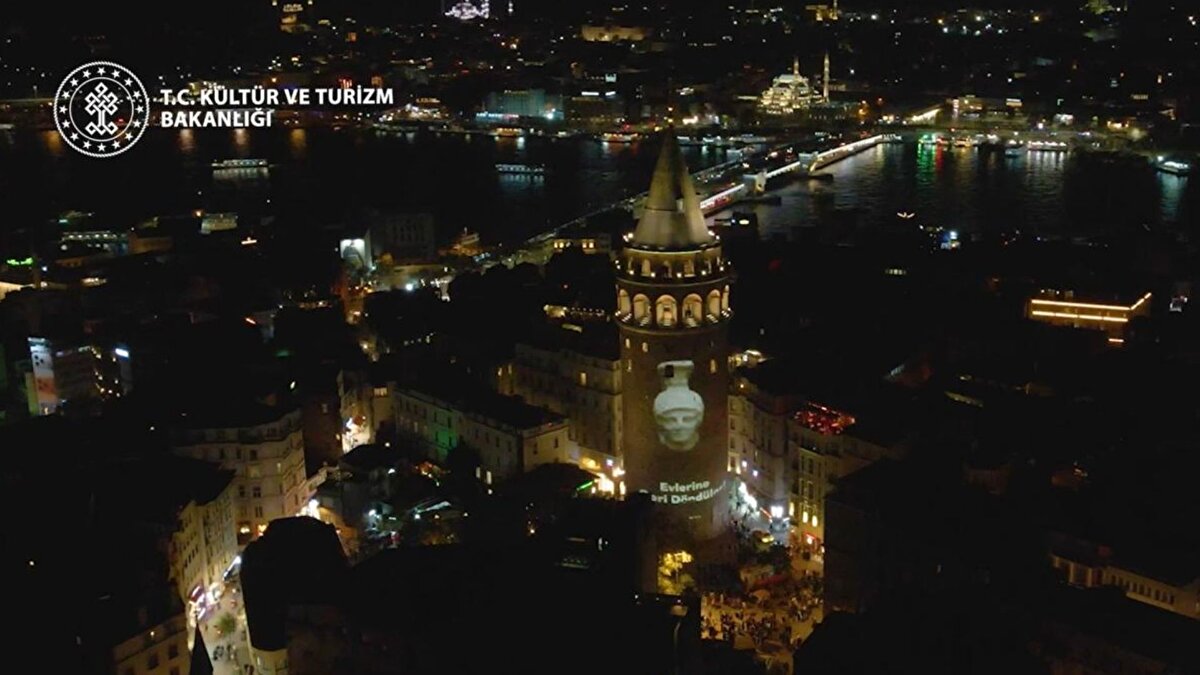 Galata Kulesi’nde kaçakçılığa karşı mesaj<br><br>14 Kasım UNESCO Dünya Kültür Varlığı Kaçakçılığıyla Mücadele Günü kapsamında Galata Kulesi’nin silueti üzerinde ışık yansıtmasıyla güçlü bir farkındalık mesajı verildi. Kültür varlığı kaçakçılığına karşı toplumsal duyarlılığın artırılması hedeflendi. Bakanlığın son yıllarda yürüttüğü yoğun diplomasi ve takip çalışmaları kapsamında binlerce eser Türkiye’ye geri kazandırıldı.<br>Bakanlık, kaçakçılıkla mücadelede uluslararası iş birliklerini sürdürmeye devam ediyor.