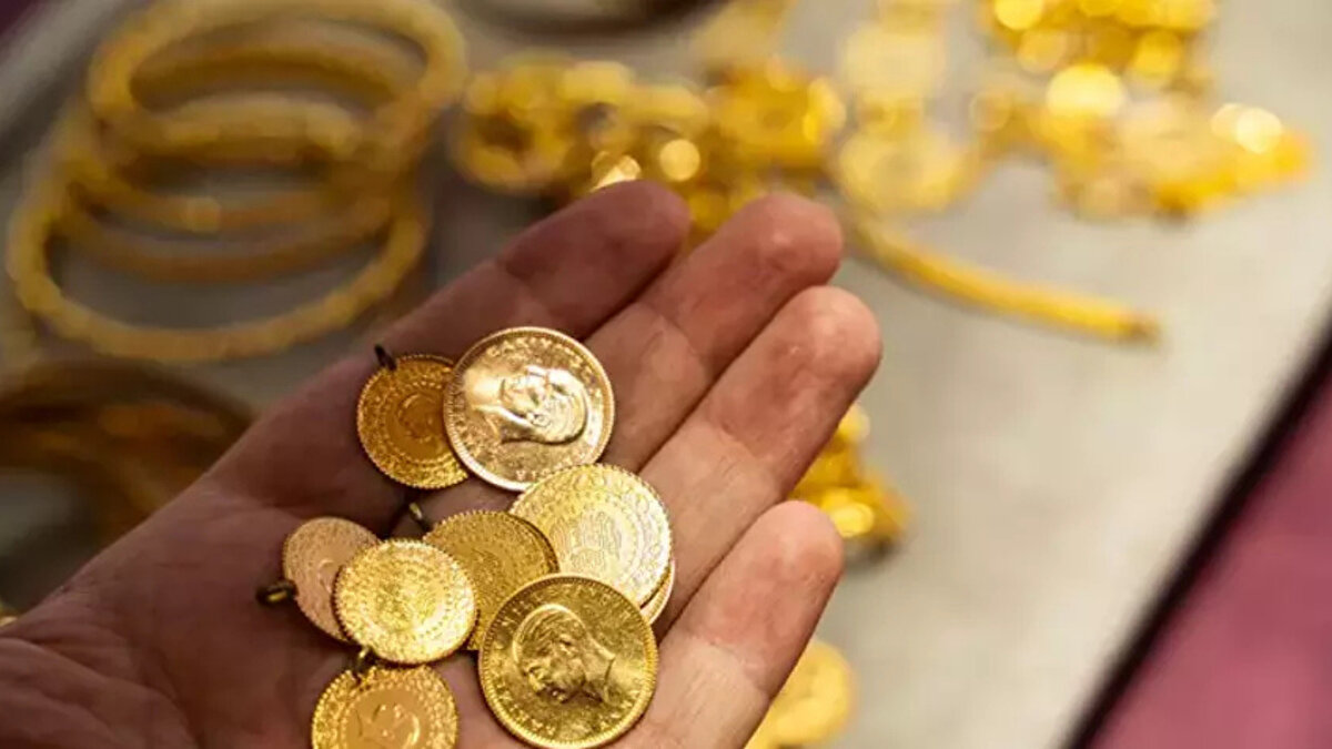 Kısa vadeli yatırım yapacaklara da tavsiyelerde bulunan Bayram, düşüş dönemlerinin değerlendirilmesi gerektiğini söyleyerek şöyle konuştu:<br><br>“Kısa vadeli yatırımcılar her düşüşü alım, her yükselişi satış fırsatı olarak görmeli. Yatırım tavsiyesi olmamakla birlikte, geçmişte de söylediğimiz gibi altın mutlaka düzeltme yapar. Panik satış yapmak yerine geri çekilmelerde pozisyon almak daha doğru olurdu.”