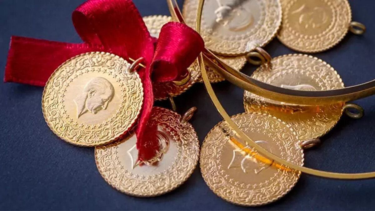 Altın piyasasındaki dalgalanmaları canlı yayında değerlendiren ekonomist Muhammet Bayram, CNN Türk’te yaptığı açıklamalarda piyasadaki manipülasyonlara dikkat çekti. Bayram, özellikle Donald Trump’ın açıklamalarının altın fiyatlarındaki oynaklığı artırdığını ifade ederek şunları söyledi:<br><br>“Manipülasyonun tam merkezine Trump’ı koyabiliriz. Rusya için ‘anlaşacağız’ dedi ama anlaşmadı, Çin’le ‘savaşacağız’ dedi ama savaşmadı. Şimdi dünyayı yeni bir kriz noktasına doğru sürüklüyor. Aynı yöntemi daha önce Venezuela Devlet Başkanı da kullanmıştı. Fiyat hızlı yükseldiğinde panikle alım yapılmamalı; çünkü her düşüş yeni bir fırsattır.”