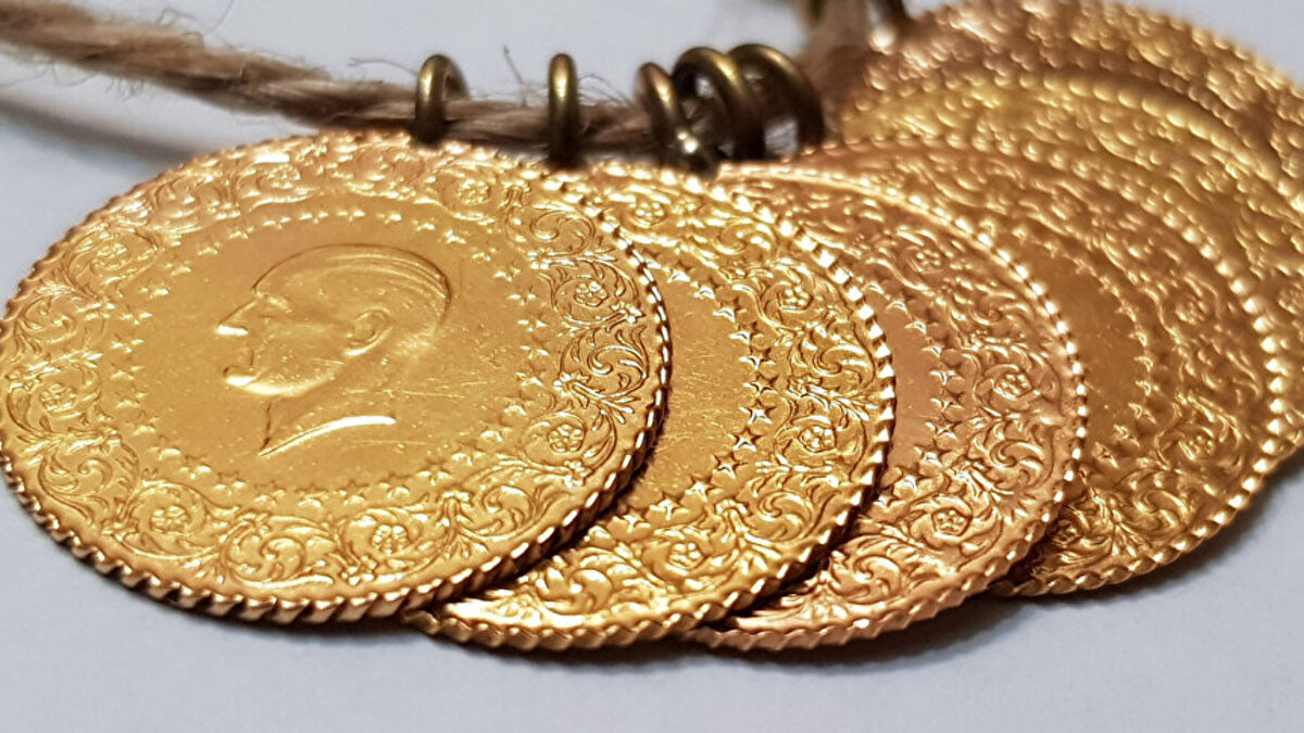 Gram altın yatırımcılarına da tavsiyelerde bulunan Memiş, yıl sonuna kadar 5.500 – 6.000 TL bandının takip edilmesi gerektiğini söyledi. “5.500 TL seviyesine yaklaştığında alım yapılabilir ancak nakit ihtiyacı olmayan, ev veya araç almayı düşünmeyen yatırımcılar beklemeye devam etmeli. Çünkü 2026 yılıyla ilgili belirsizlik sürüyor. Yatırımcı artık fiyata değil, elindeki varlık miktarına odaklanmalı.” diye konuştu.