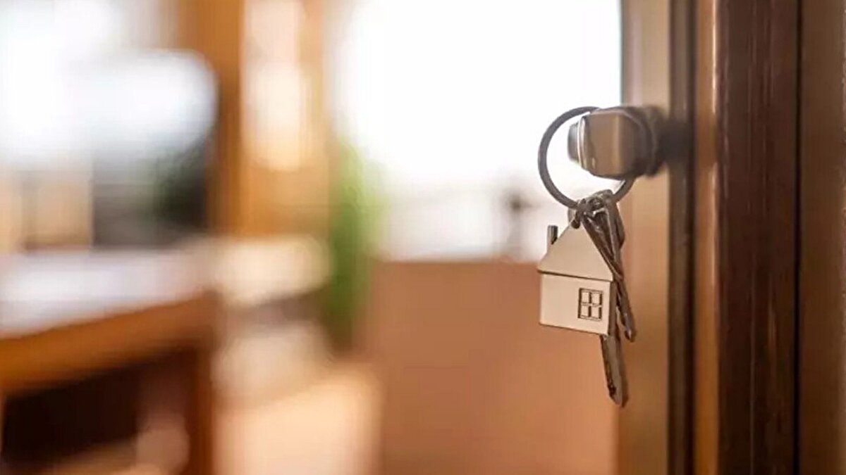 Başvurular 11-14 Kasım tarihleri arasında yalnızca T.C. kimlik numarasının son hanesine göre belirlenen günlerde yapılabiliyordu. Bu uygulama yoğunluk oluşmaması için tercih edilmişti. Ancak 15 Kasım itibarıyla bu sınırlama kalktı ve başvuru şartlarını taşıyan tüm vatandaşlara e-Devlet üzerinden başvuru ekranı açıldı.<br><br>e-Devlet başvurularının dışında banka üzerinden işlem yapmak isteyenler ise 10 Kasım’dan itibaren TCKN fark etmeksizin projeye atanmış banka şubelerine giderek başvuru yapabiliyor. Her projenin hangi banka tarafından yürütüldüğü ise TOKİ tarafından ilan ediliyor. Bu nedenle vatandaşların ilgili projeyi inceleyip doğru bankaya başvuruda bulunması gerekiyor.