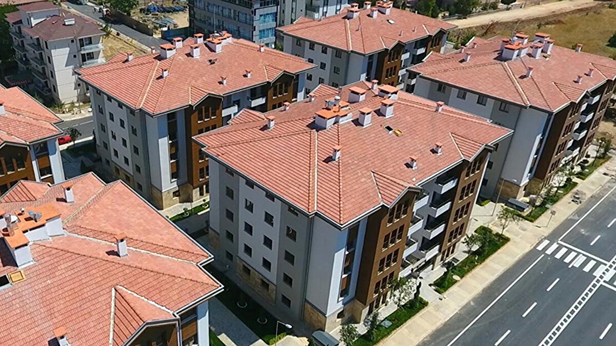 500 bin sosyal konut kampanyasına başvurmak için bazı kriterlerin karşılanması gerekiyor. Başvuru ücretinin 5 bin TL olarak belirlenmesiyle birlikte vatandaşlar bu ücreti ilgili banka veya e-Devlet üzerinden kampanya kurallarına göre yatırarak sürece dahil olabiliyor. Bu ücret, kurada hak kazanamayanlara geri iade ediliyor.