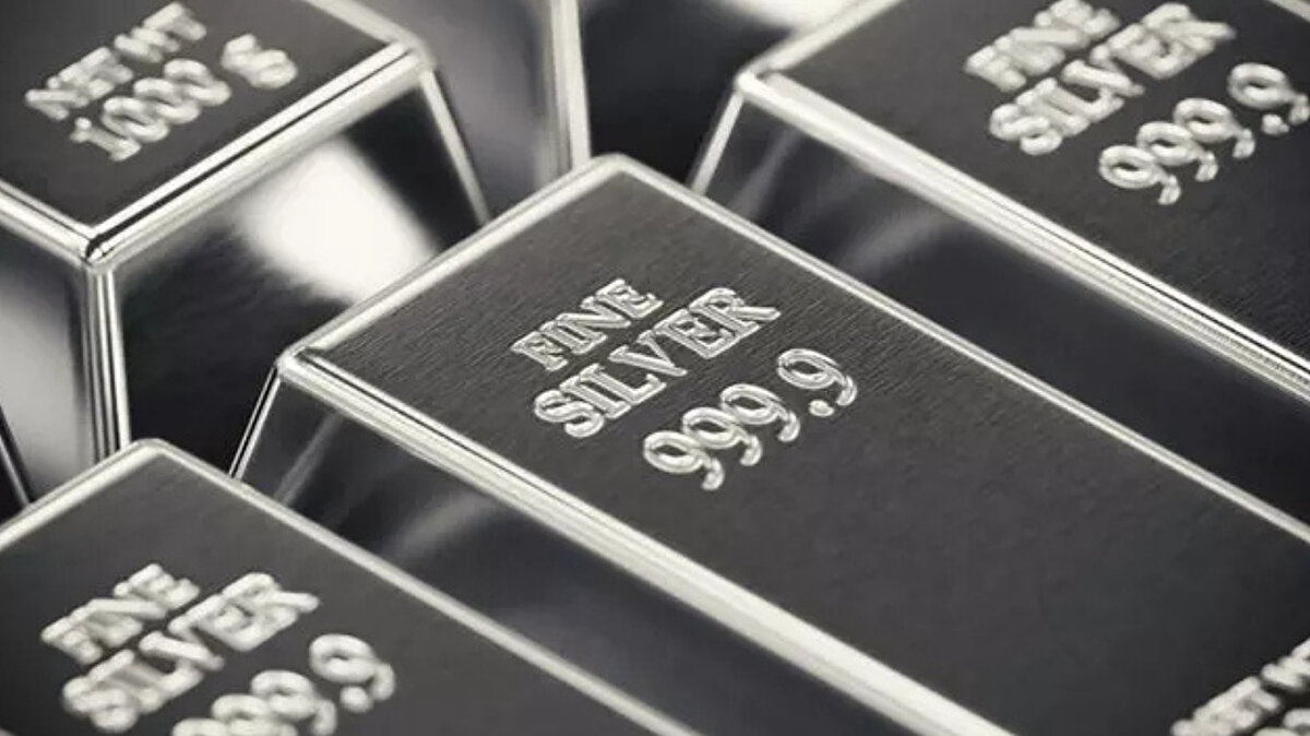 ABD, Çin ve Avustralya’nın gümüşü “kritik mineral” ilan etmesi, enerji teknolojileri, savunma sanayi, çip üretimi ve yapay zekâ altyapılarında metalin merkezi rolünü ortaya koyuyor. Buna karşın dünya genelinde üretim tüketimi karşılamıyor. Özellikle Çin’de stokların hızla erimesi, arz tarafının fiyatlar üzerinde yukarı yönlü bir baskı oluşturduğuna işaret ediyor.