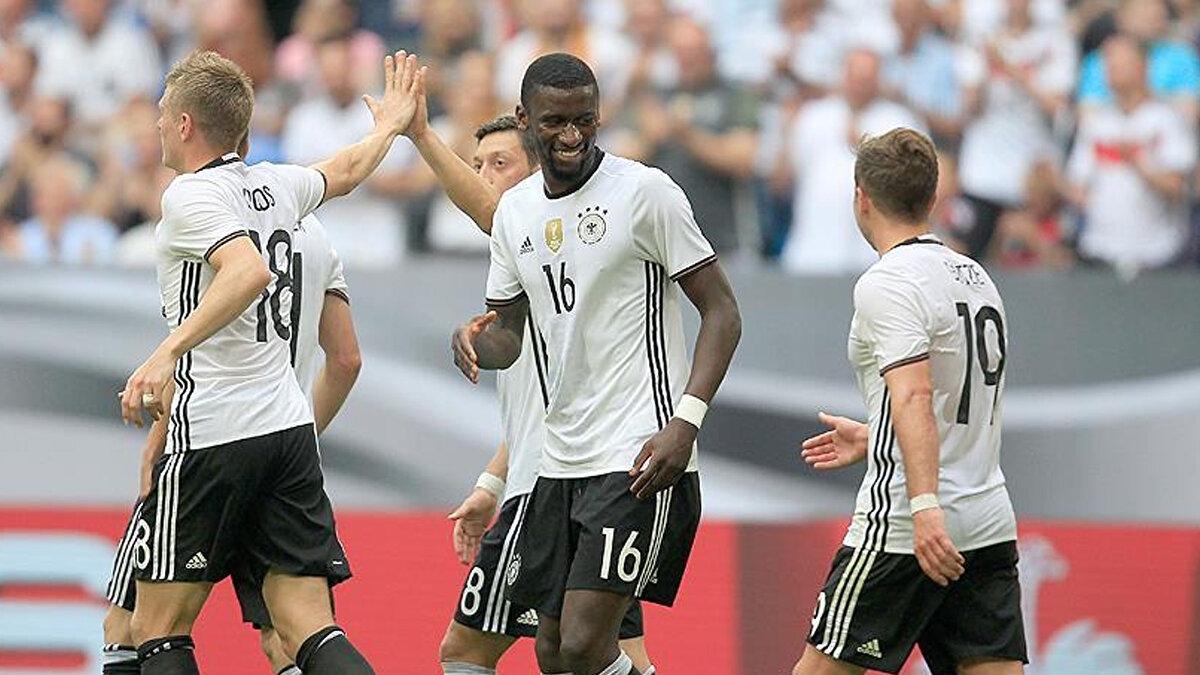 Sezona sorunlarla başlayan ancak son haftalarda toparlanarak lider Galatasaray ile puan farkını 1’e düşüren Fenerbahçe’de transfer çalışmaları hız kazandı.