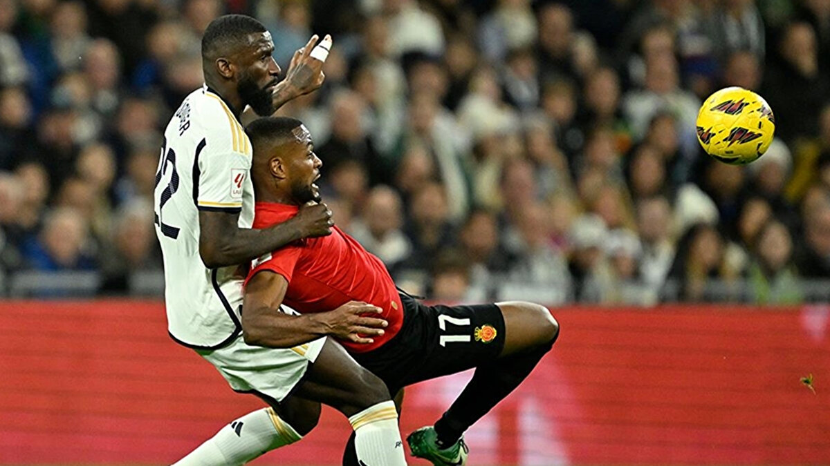 İngiltere’den talipleri bulunan Hollandalı savunmacı için cazip bir teklif gelmesi durumunda Fenerbahçe yönetiminin satışa sıcak bakacağı öğrenildi.