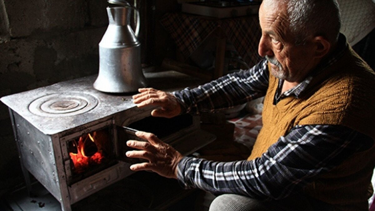 "Rüzgârlı havalarda soba yakarken daha dikkatli olun"<br><br>Baca çekişinin zayıf olduğu, rüzgârlı ve fırtınalı günlerde sobadan geri tepme olabileceğini ifade eden Zengin, bunun da zehirlenmelere neden olduğuna dikkat çekerek, bacaların çatıdan en az 80 cm yukarı çıkması gerektiğini hatırlattı.<br>