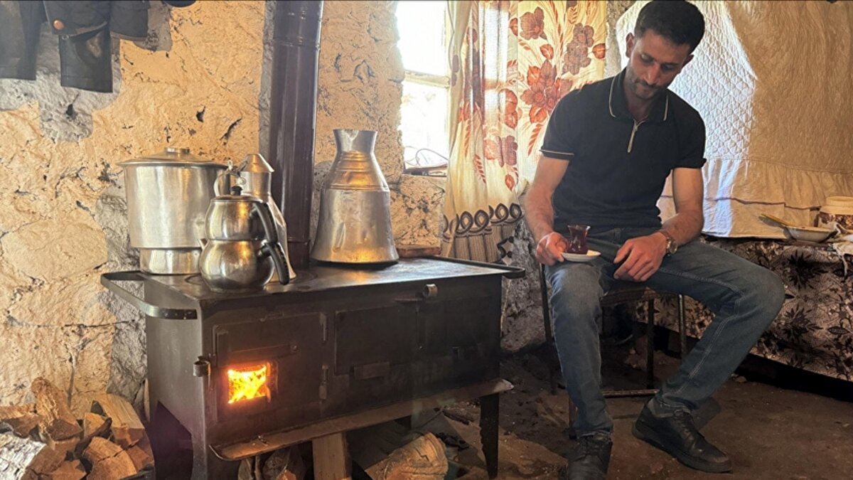 "Baca temizliği soba kurulmadan önce mutlaka yapılmalı"<br><br>Her yıl aynı uyarıları yaptıklarını ve buna rağmen sobadan kaynaklı zehirlenme ve yangın vakalarıyla karşılaştıklarını söyleyen Müdür Rıza Zengin, "Soba kurulumundan önce baca temizliği mutlaka yapılmalıdır. Vatandaşlarımız bazen bir sobayla birkaç odayı ısıtmaya çalışıyor, bu son derece yanlış. Soba bacaya mümkün olduğunca yakın kurulmalı, bağlantı en fazla 1 metre uzunluğunda bir dirsekle yapılmalıdır. Borular yılda bir kez temizlenmelidir" dedi.