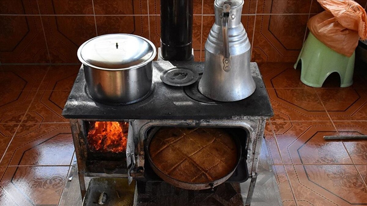 "Yatmadan önce soba mutlaka söndürülmeli"<br><br>Zengin, karbonmonoksit gazının özellikle tam yanma gerçekleşmeyen kömür kullanımında ölümcül sonuçlar doğurduğunu vurgulayarak, "Soba bulunan odada yatılacaksa soba mutlaka söndürülmelidir. Yaşlı çiftlere özellikle rica ediyoruz; kömür yerine odun kullanmaları çok daha güvenlidir" diye konuştu.