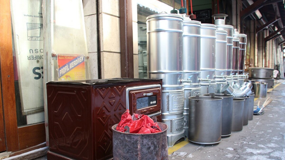 "Temizlik ve havalandırma hayat kurtarır"<br><br>Baca temizliği için itfaiye ile iletişime geçilebileceğini belirten Zengin, anlaşmalı firmalarla doğru ve güvenli temizlik yapılmasının önemine dikkat çekti. Odaların düzenli havalandırılmasının da hayati olduğunu vurguladı.