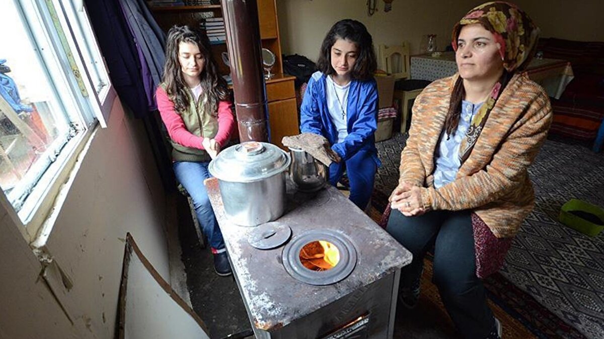 Elektrikli ısıtıcı kullananlara da uyarı<br><br>"Elektrikli cihaz kullanan vatandaşlarımız evden uzaklaşırken mutlaka cihazlarını kapatmalı ve fişini çekmelidir" diyen Zengin, her türlü ısınma yönteminde basit önlemlerle birçok ölümcül sonucun engellenebileceğini belirtti.<br>İtfaiye yetkilileri, vatandaşların kış aylarına girmeden önce güvenlik önlemlerini gözden geçirmesini ve gerekli temizlik işlemlerini yaptırmasını önemle hatırlattı.