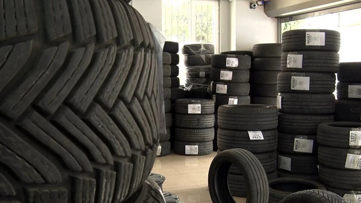 Kış lastikleri sadece karlı havalarda değil, 7 derecenin altındaki tüm hava şartlarında yol tutuşunu artırarak kazaları önlüyor.<br><br> Türkiye'de şehirlerarası kara yollarında yolcu ve eşya taşımacılığında kullanılan taşıtlarda her yılın 15 Kasım ile takip eden yılın 15 Nisan tarihleri arasında kalan 5 aylık dönemde kış lastiği kullanılması zorunluluğu bulunuyor.