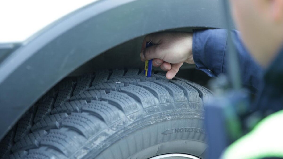 Şehirlerarası kara yollarında yolcu ve eşya taşımacılığında kullanılan ticari taşıtlarda kış lastiği zorunluluğu bugün başladı. Kış lastiği 7 derecenin altındaki sıcaklıklarda yol tutuşunu artırmak amacıyla bileşimi özel olarak belirlenmiş ve sırt yüzeyinde özel olarak tasarlanmış desenleri bulunan lastikler olarak tanımlanıyor.